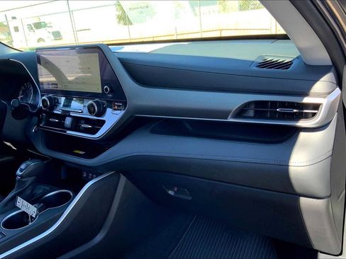 Certified 2023 Toyota Highlander XLE image 15