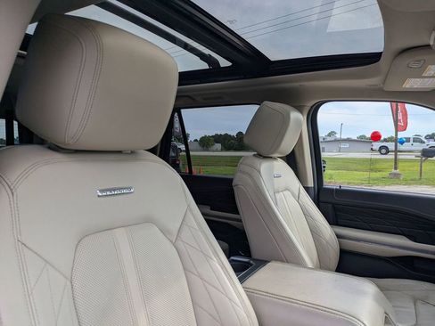 Used 2019 Ford Expedition Platinum RWD image 18