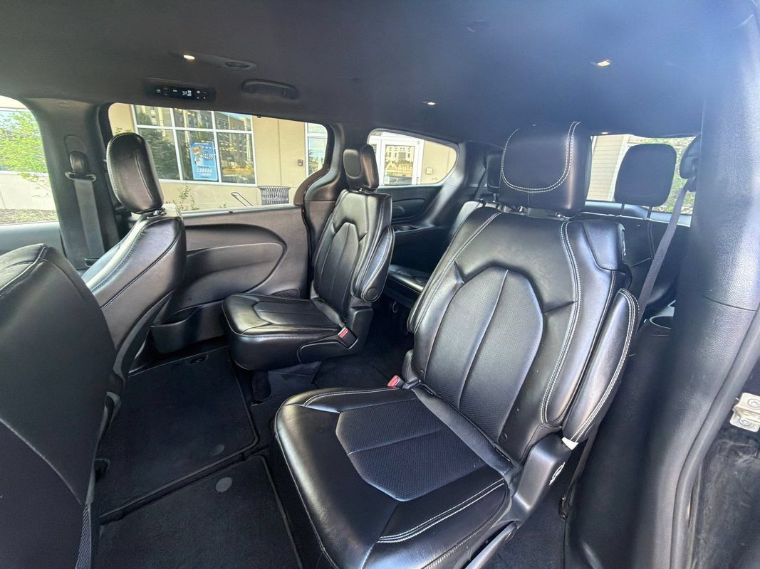 Used 2025 Chrysler Pacifica Select FWD image 18