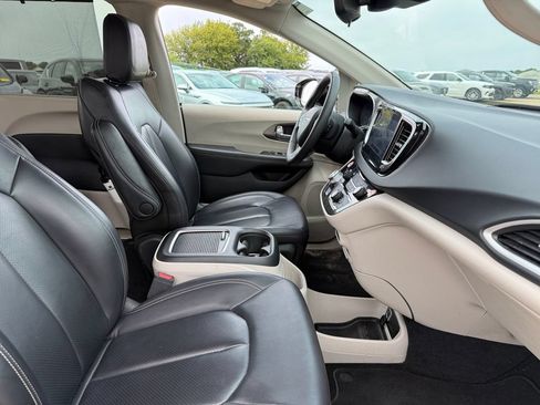 Used 2024 Chrysler Pacifica Touring-L FWD image 42