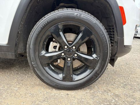 Used 2023 Jeep Grand Cherokee L Laredo image 32