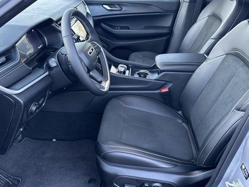 New 2025 Jeep Grand Cherokee Altitude image 9