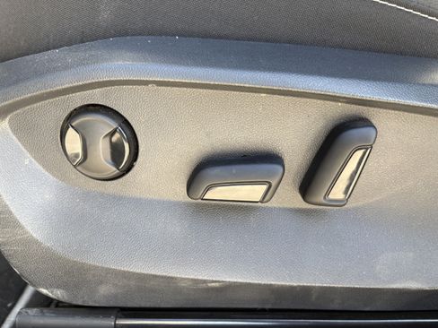 Used 2023 Volkswagen Taos SEL image 11