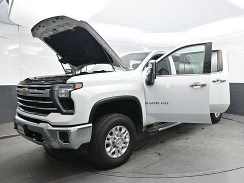 Used 2024 Chevrolet Silverado 2500 LTZ AWD/4WD image 40
