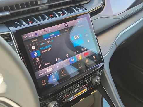 Used 2023 Jeep Grand Cherokee L Limited image 11