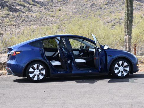 Used 2023 Tesla Model Y Long Range AWD/4WD image 9