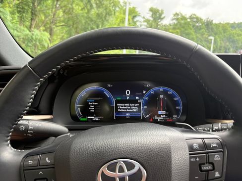 Used 2025 Toyota Crown Signia AWD/4WD image 18