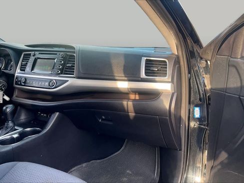 Used 2019 Toyota Highlander LE FWD image 18