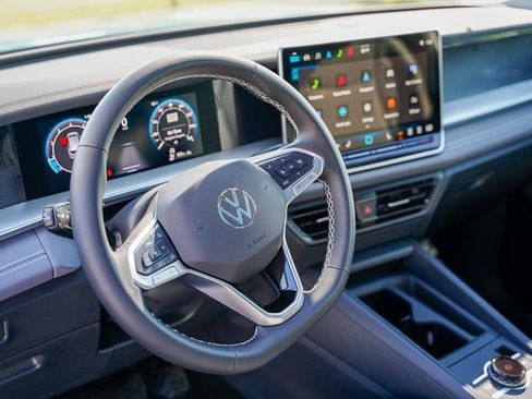 New 2025 Volkswagen Tiguan SE image 9