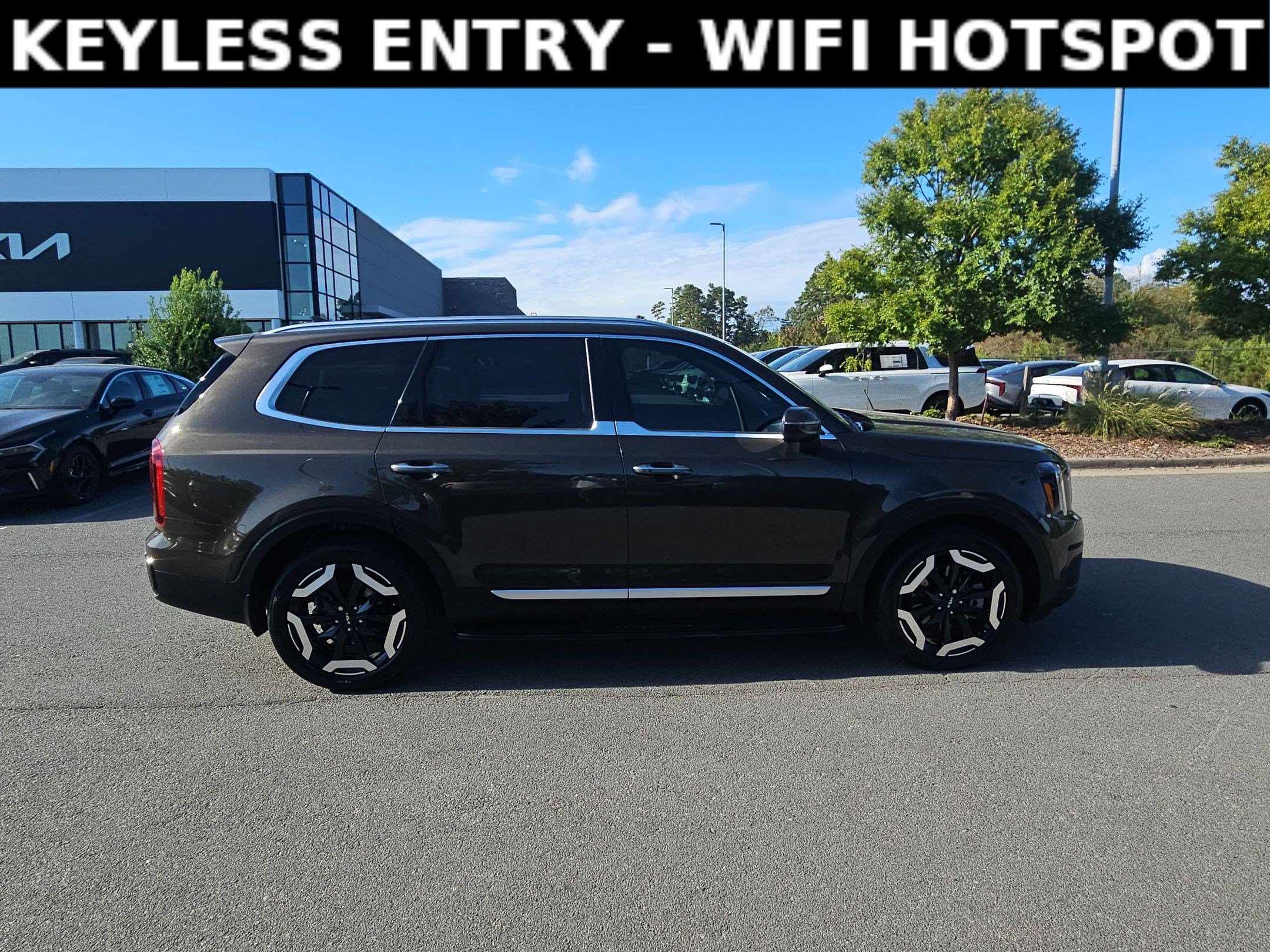 Used 2025 Kia Telluride S FWD image 8