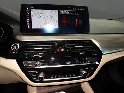 Used 2022 BMW 530i xDrive AWD/4WD image 16