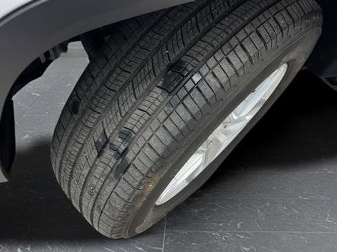 Used 2023 Jeep Grand Cherokee L Laredo image 34