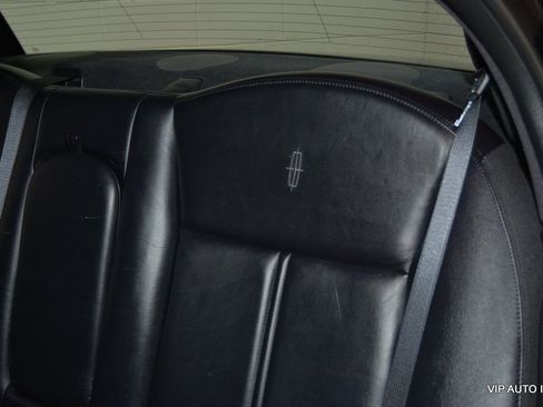 Used 2005 Lincoln Town Car Signature Limited image 23