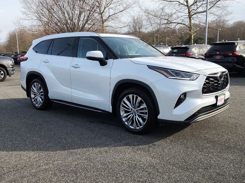 Used 2023 Toyota Highlander Platinum image 4