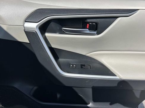 Used 2020 Toyota RAV4 XLE w/ Convenience Package FWD image 27