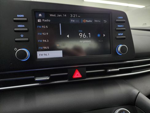 Used 2024 Hyundai Elantra SE image 11