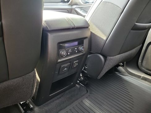 Used 2023 Chevrolet Traverse Premier FWD image 15