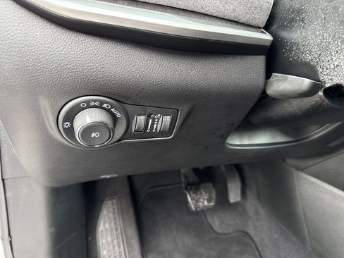 Used 2025 Jeep Compass Latitude AWD/4WD image 16