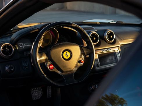 Used 2010 Ferrari California RWD image 3