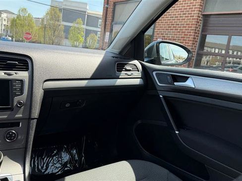 Used 2016 Volkswagen Golf S image 21