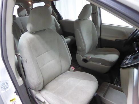 Used 2017 Toyota Sienna L image 22