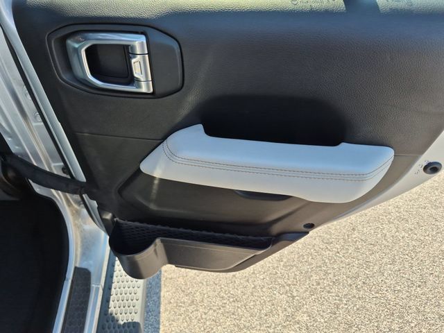 Used 2022 Jeep Wrangler Unlimited Sahara AWD/4WD image 29