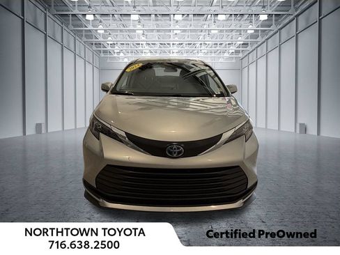 Used 2024 Toyota Sienna LE AWD/4WD image 3
