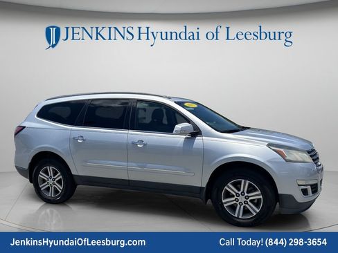 Used 2017 Chevrolet Traverse LT FWD image 2