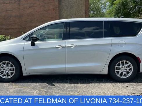 Used 2024 Chrysler Pacifica Touring-L FWD image 5