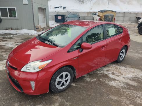 Used 2014 Toyota Prius Five image 2