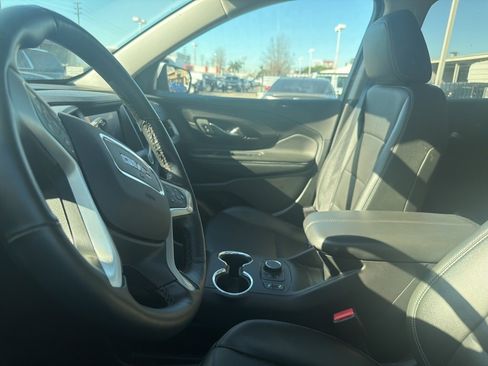 Used 2024 GMC Terrain SLT image 3