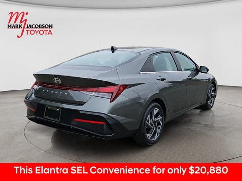 Used 2025 Hyundai Elantra SEL w/ Cargo Package FWD image 9