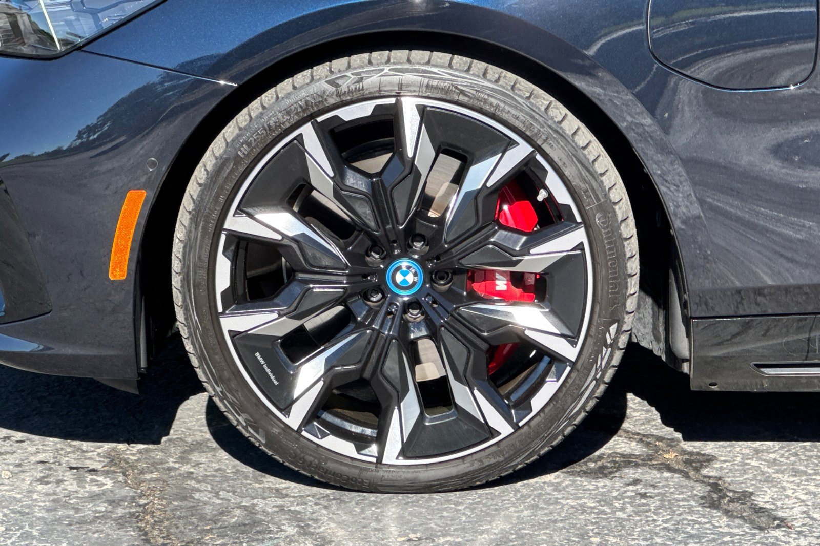 Certified 2025 BMW 550e xDrive w/ Premium Package AWD/4WD image 38