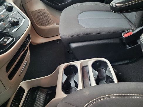 Used 2020 Chrysler Voyager L image 26