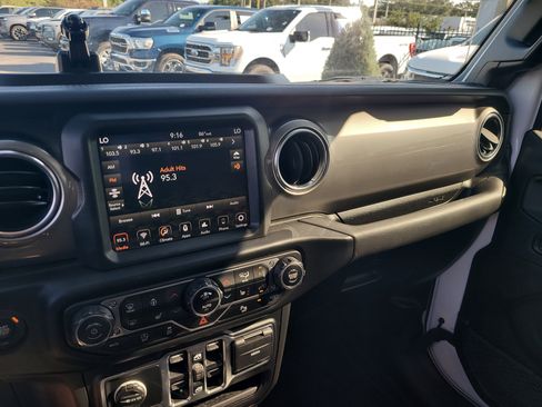 Used 2021 Jeep Gladiator Overland AWD/4WD image 20
