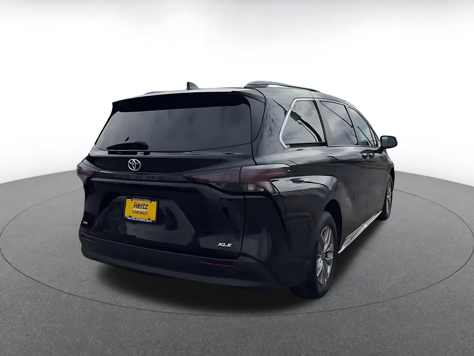 Used 2025 Toyota Sienna XLE FWD image 14