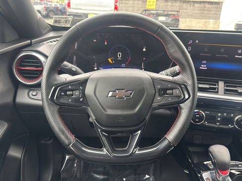 Used 2024 Chevrolet Trax RS w/ Sunroof Package FWD image 2