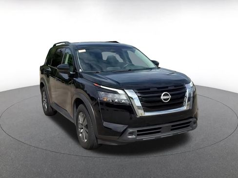 Used 2025 Nissan Pathfinder SV FWD image 3