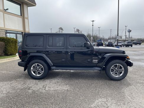 Used 2018 Jeep Wrangler Unlimited Sahara w/ Uconnect 4C Nav & Sound Group AWD/4WD image 2