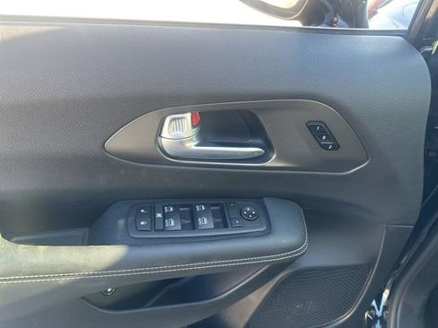 Used 2025 Chrysler Pacifica Select w/ Uconnect Theater Family Group image 19