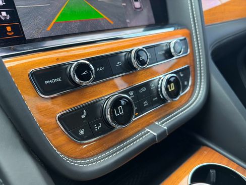 Used 2022 Bentley Bentayga AWD/4WD image 44