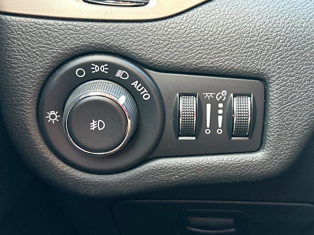 Used 2017 Jeep Cherokee Latitude FWD image 17