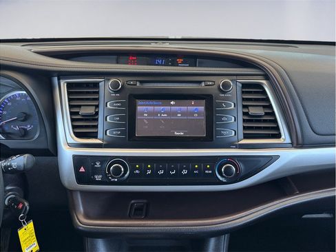 Used 2019 Toyota Highlander LE AWD/4WD image 10