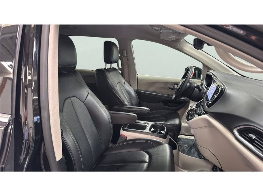 Used 2024 Chrysler Pacifica Touring-L FWD image 27