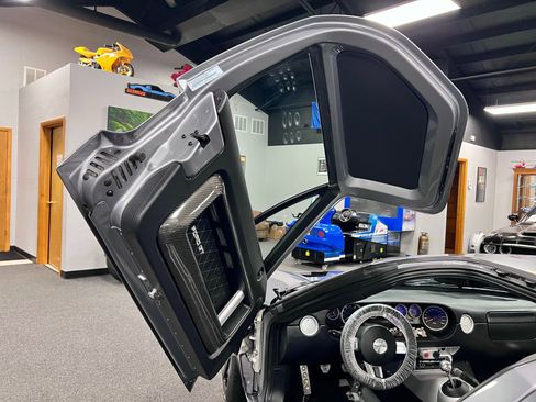 Used 2006 Ford GT RWD image 25