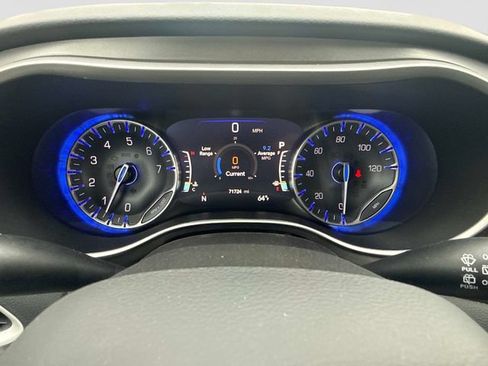 Used 2023 Chrysler Pacifica Touring-L FWD image 16