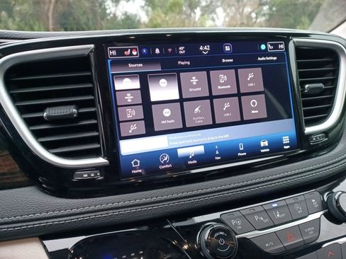 Certified 2024 Chrysler Pacifica Limited image 14