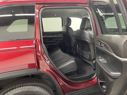 Used 2023 Jeep Grand Cherokee Limited w/ Black Appearance Package AWD/4WD image 15