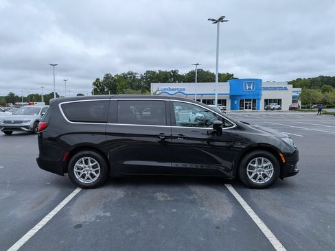 Used 2023 Chrysler Voyager LX FWD image 2