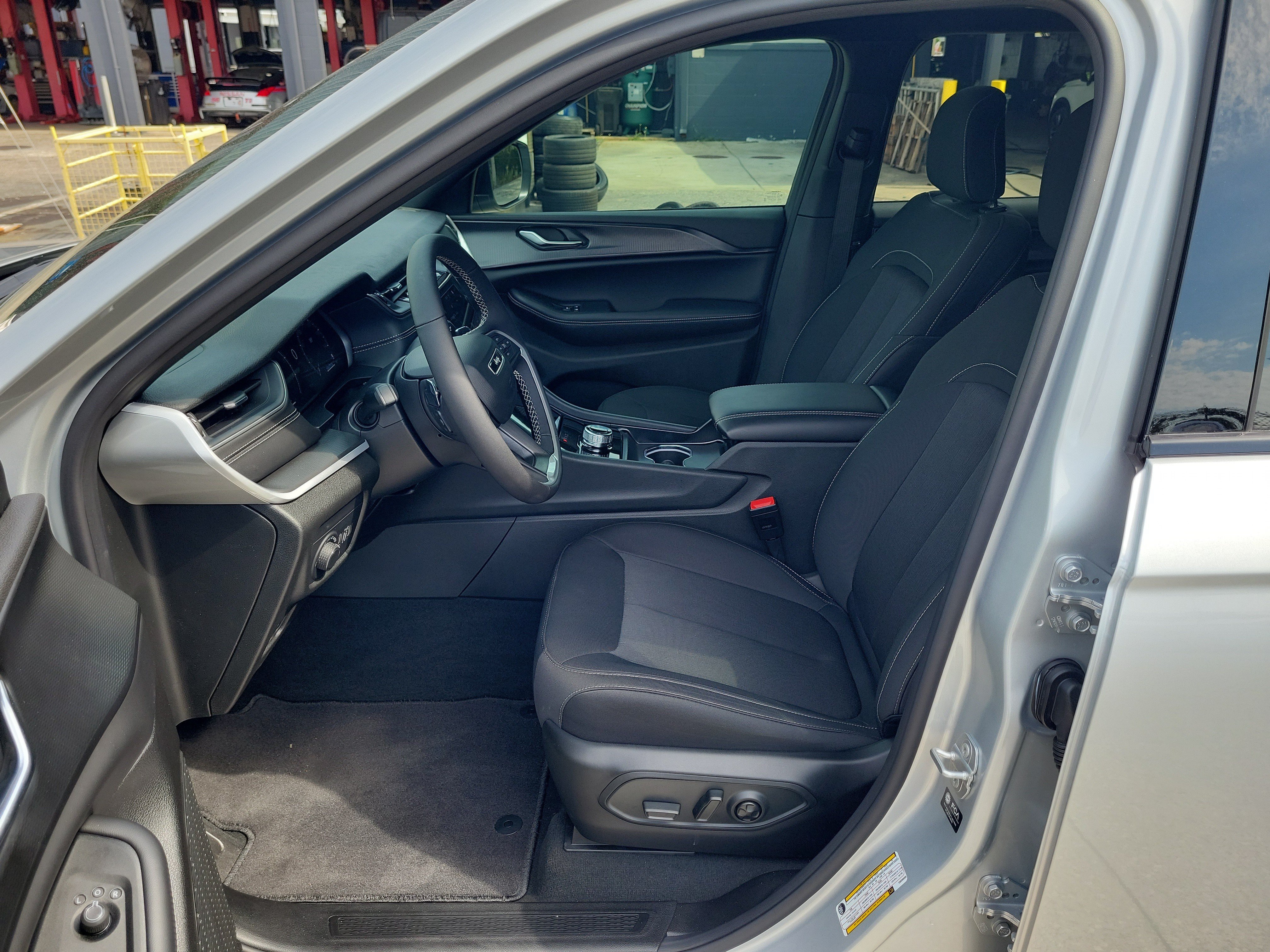 Used 2026 Jeep Grand Cherokee L 2WD image 13